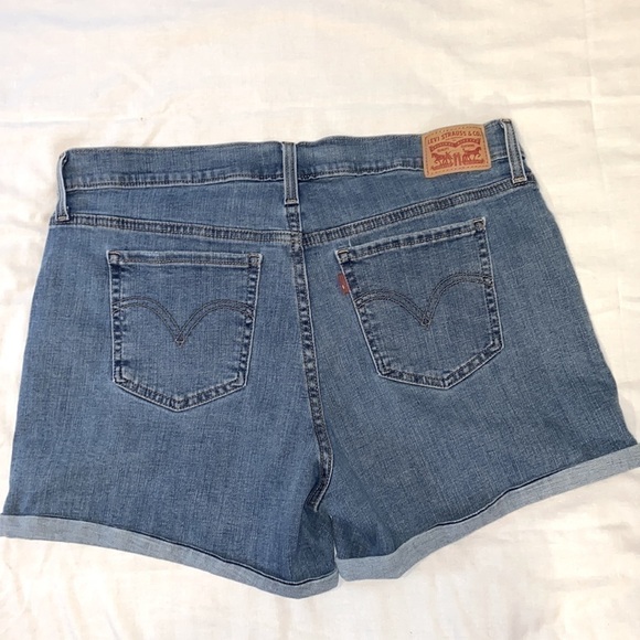 Levi’s Women’s Rolled Cuff Denim Jean medium Wash, Mid Length Shorts 33 - Picture 8 of 11